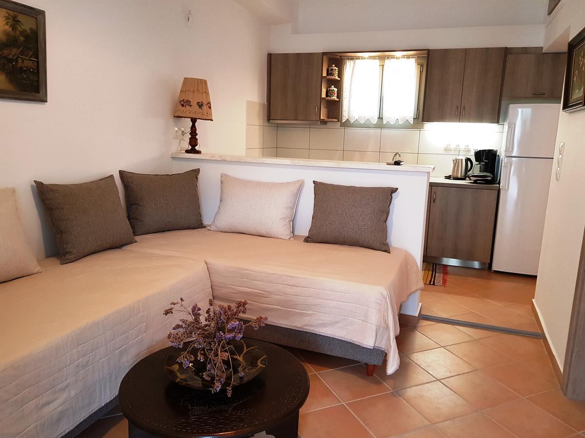 Theo'S Vacation Home Скирос Экстерьер фото